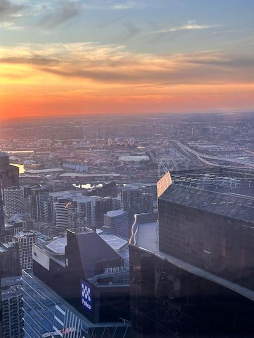 Grand Luxe Suite Stunning Views Next to Ritz Carlton