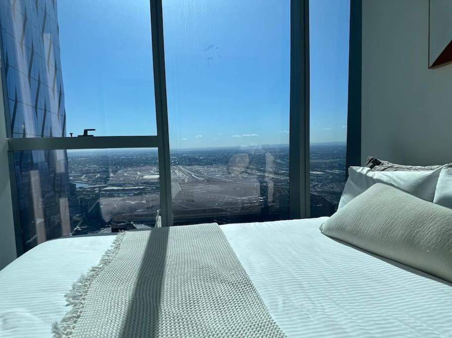 Grand Luxe Suite Stunning Views Next to Ritz Carlton