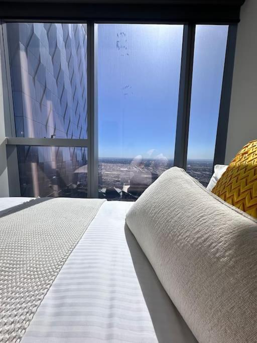 Grand Luxe Suite Stunning Views Next to Ritz Carlton