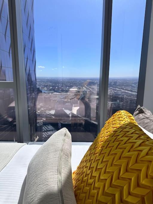 Grand Luxe Suite Stunning Views Next to Ritz Carlton