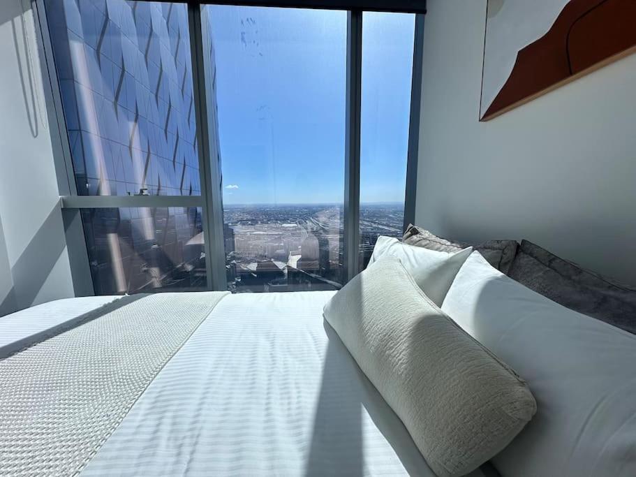 Grand Luxe Suite Stunning Views Next to Ritz Carlton