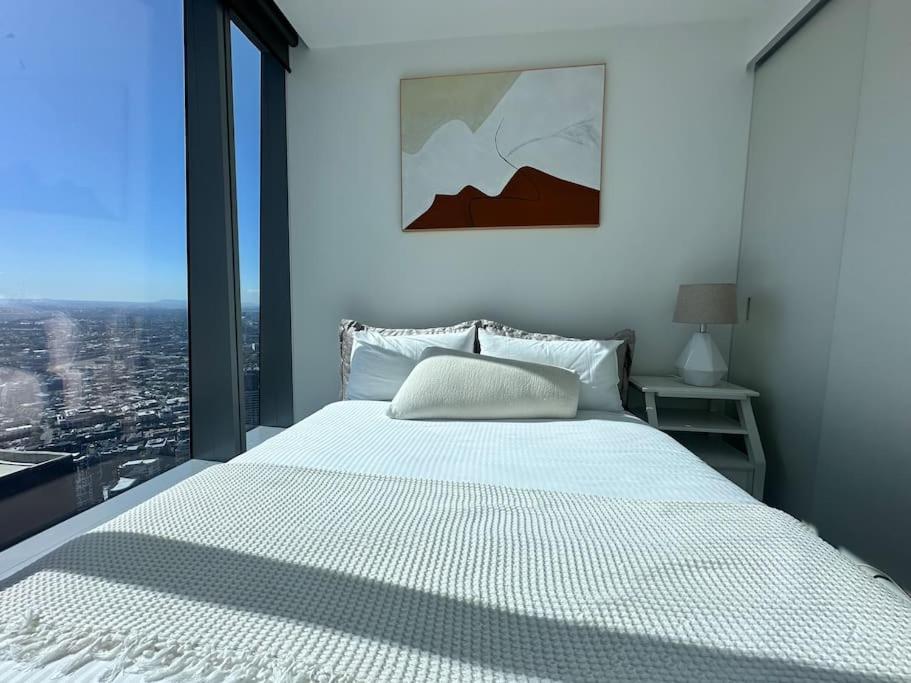 Grand Luxe Suite Stunning Views Next to Ritz Carlton