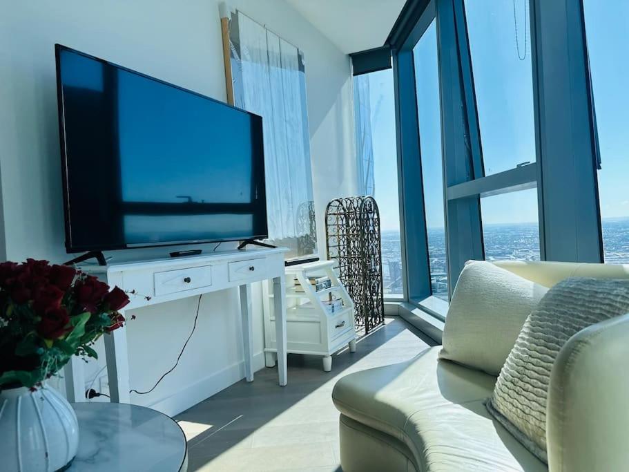 Grand Luxe Suite Stunning Views Next to Ritz Carlton