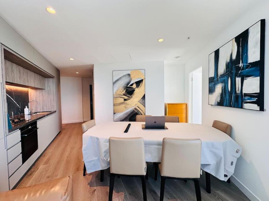 Grand Luxe Suite Stunning Views Next to Ritz Carlton