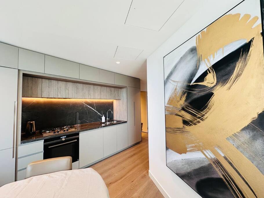 Grand Luxe Suite Stunning Views Next to Ritz Carlton