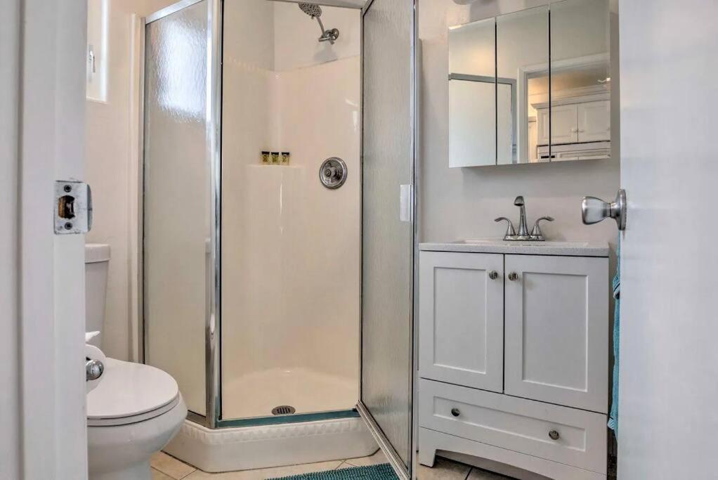 Pacific Beach Modern King Suite with Parking view 3