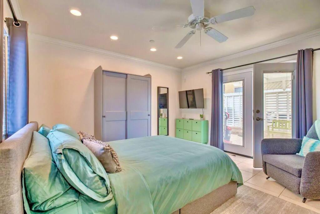 Pacific Beach Modern King Suite with Parking view 5