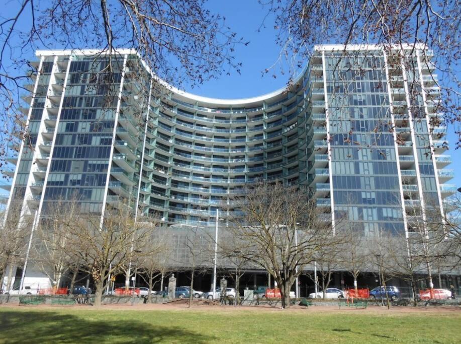 Manhattan Luxe Views L14 Pool Spa Gym 1BR 1 Bath 1 Secure Parking Central City
