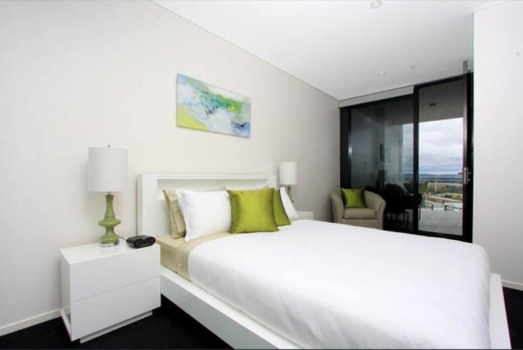 Manhattan Luxe Views L14 Pool Spa Gym 1BR 1 Bath 1 Secure Parking Central City
