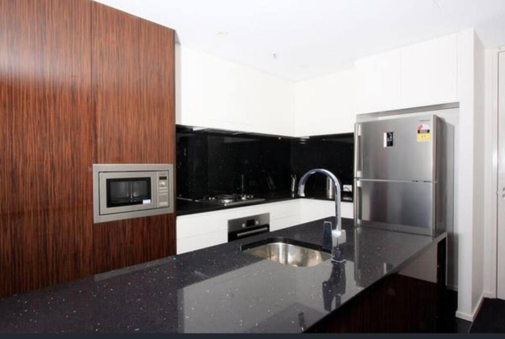 Manhattan Luxe Views L14 Pool Spa Gym 1BR 1 Bath 1 Secure Parking Central City