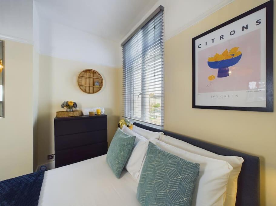 Spacious 2-Bedroom Apartment in a Peaceful Residential Area with Convenient On-Street Parking view 5
