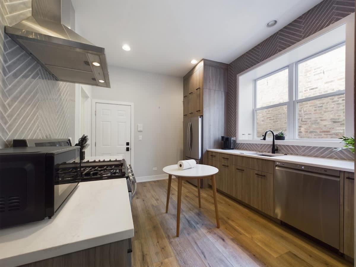 Chic 2BR top-floor gem photo 3