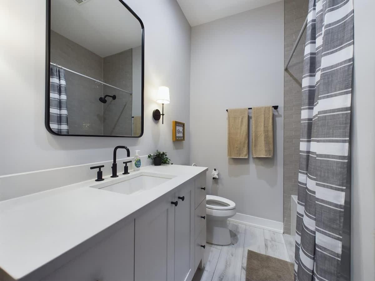 Chic 2BR top-floor gem photo 4