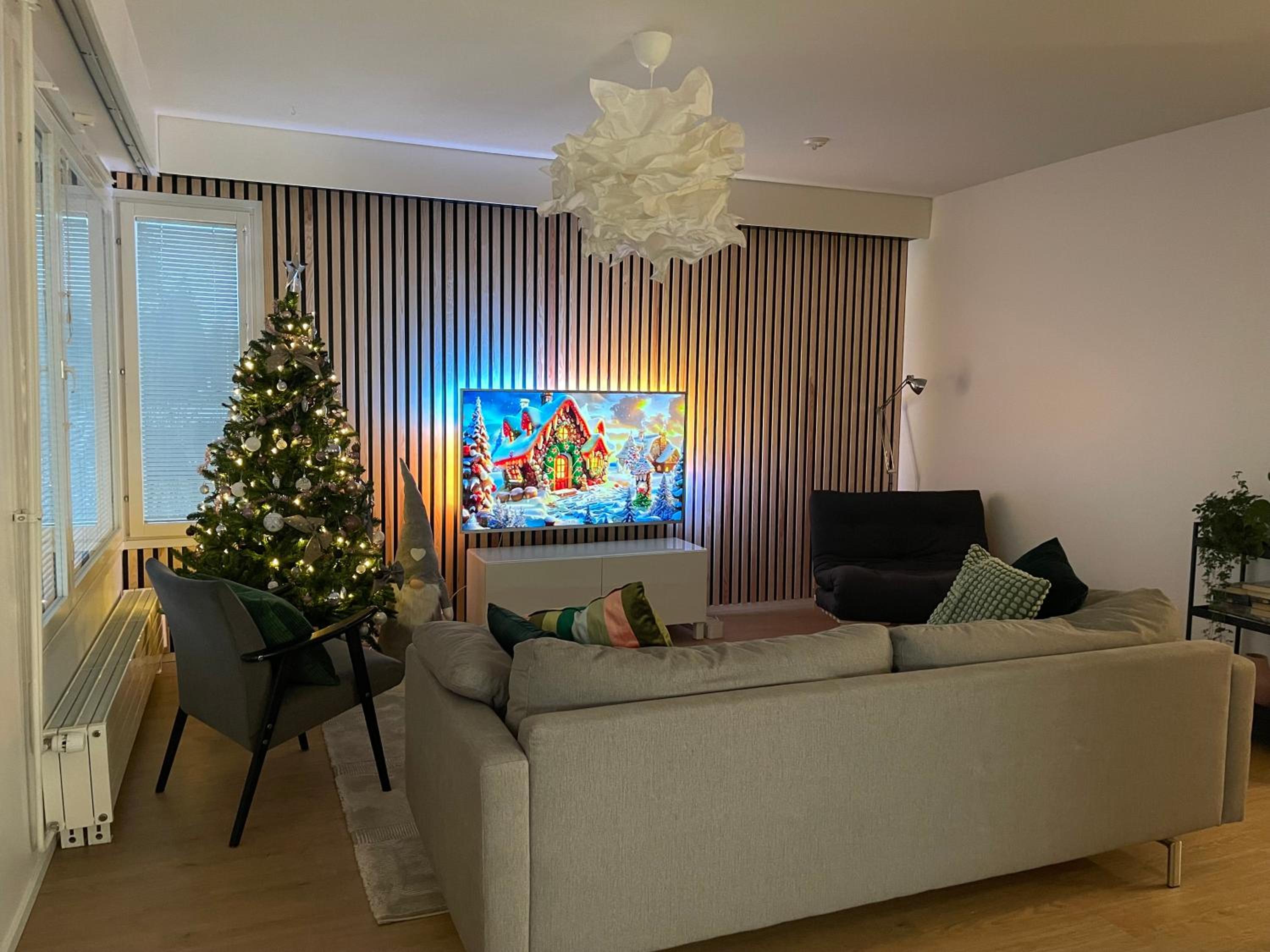 Spacious Family Home with sauna & Free parking near SCV