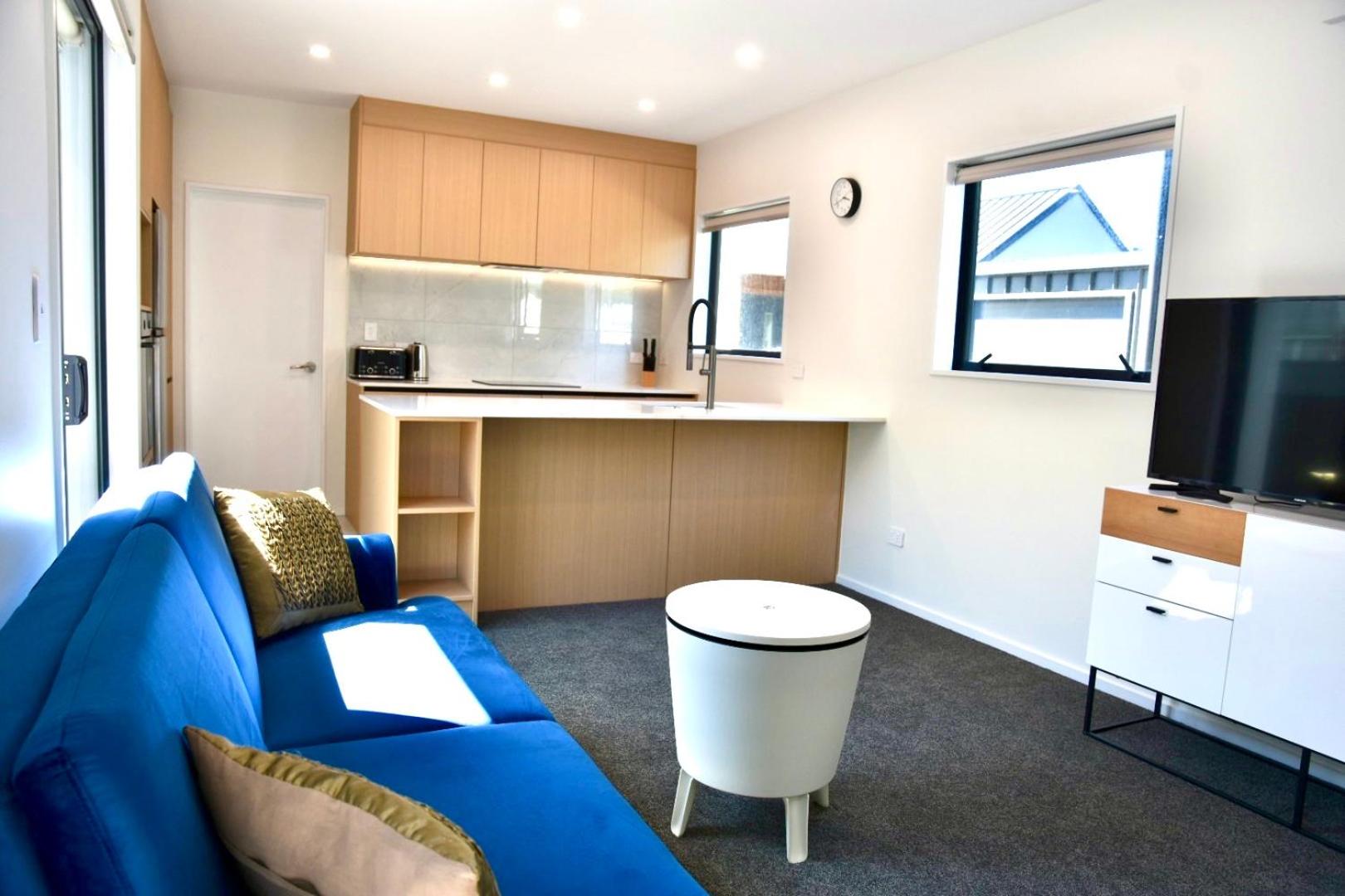 Groups Wanted Stylish 3BR City Pad 3 Baths Onsite Garage view 2