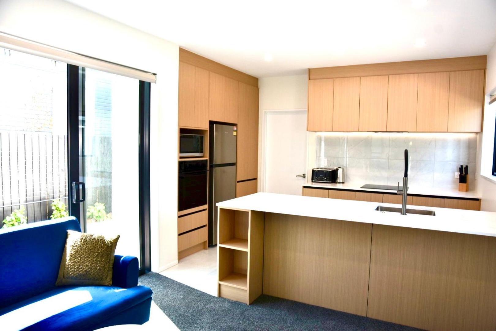 Groups Wanted Stylish 3BR City Pad 3 Baths Onsite Garage view 3