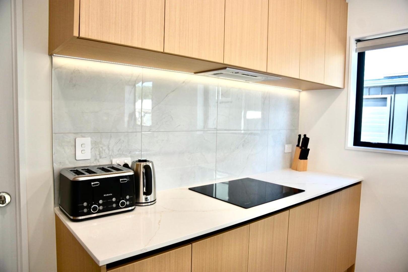Groups Wanted Stylish 3BR City Pad 3 Baths Onsite Garage view 4