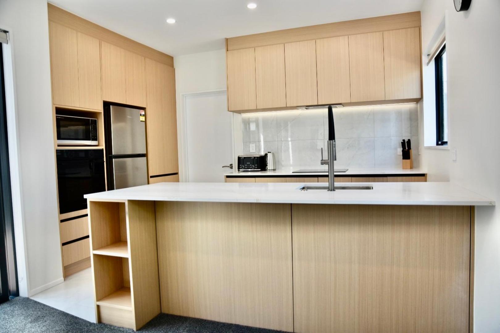 Groups Wanted Stylish 3BR City Pad 3 Baths Onsite Garage view 5
