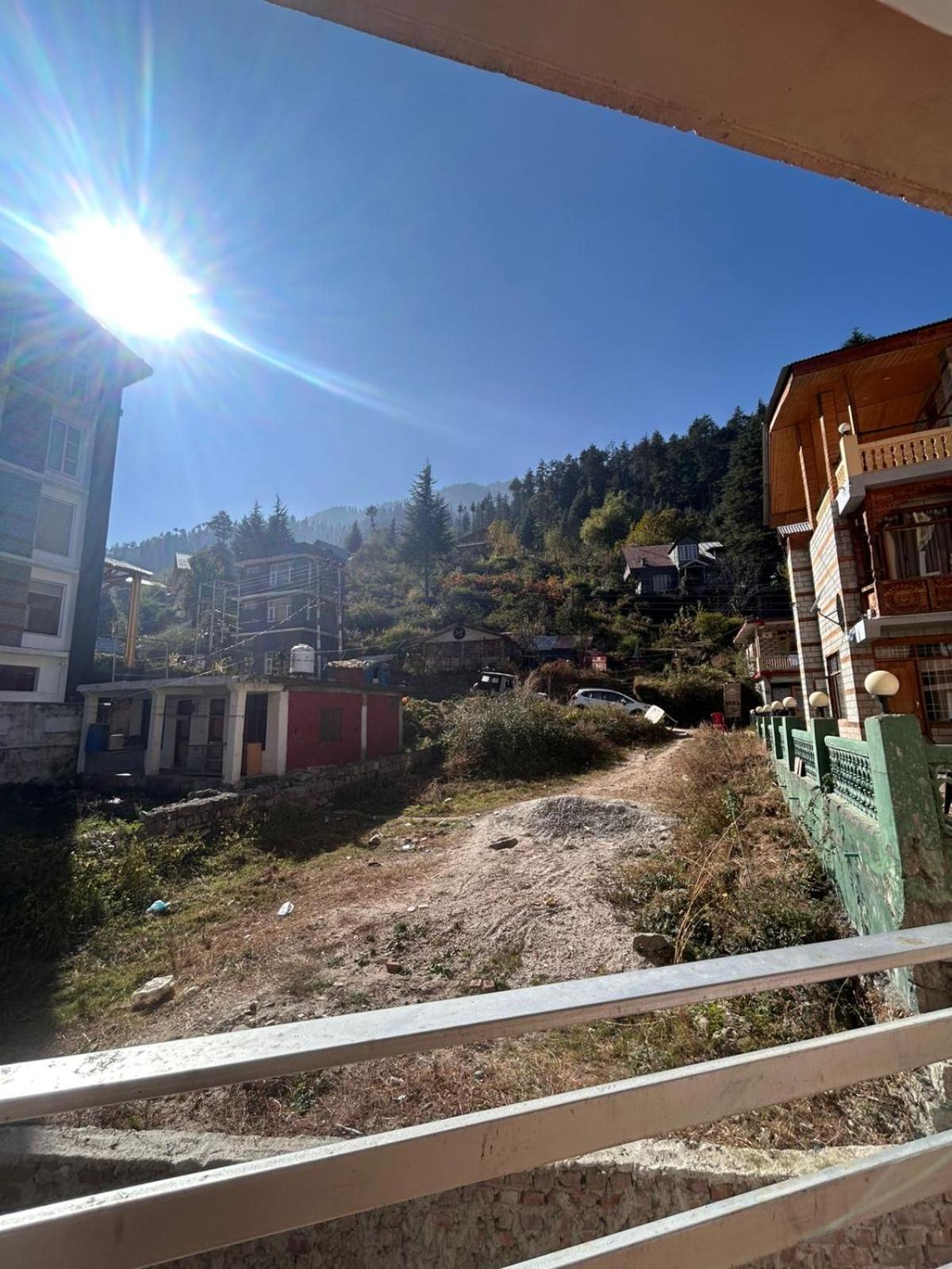 Tosh Roayl Inn & Cafe view 3