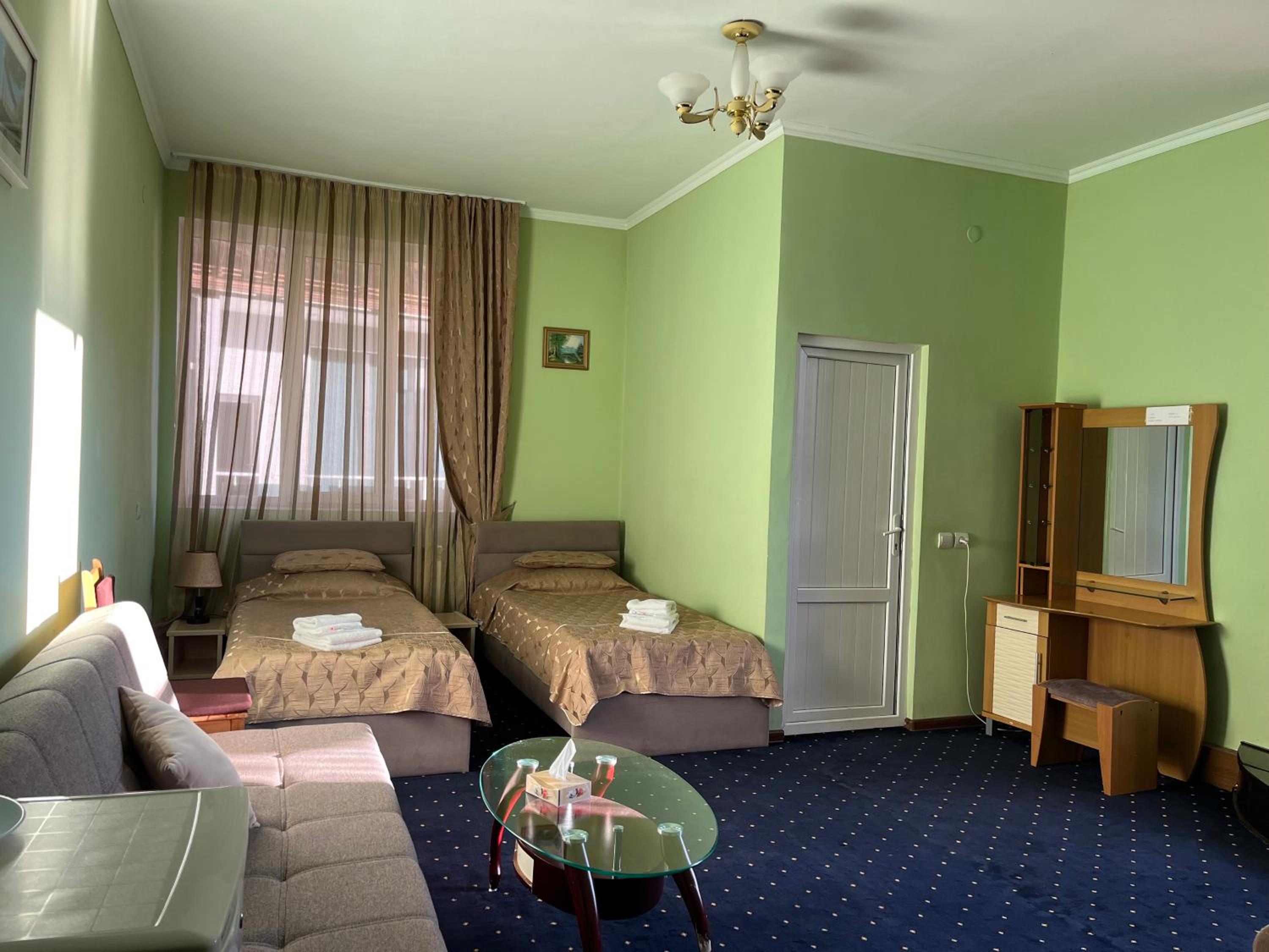 GreenWood Hotel