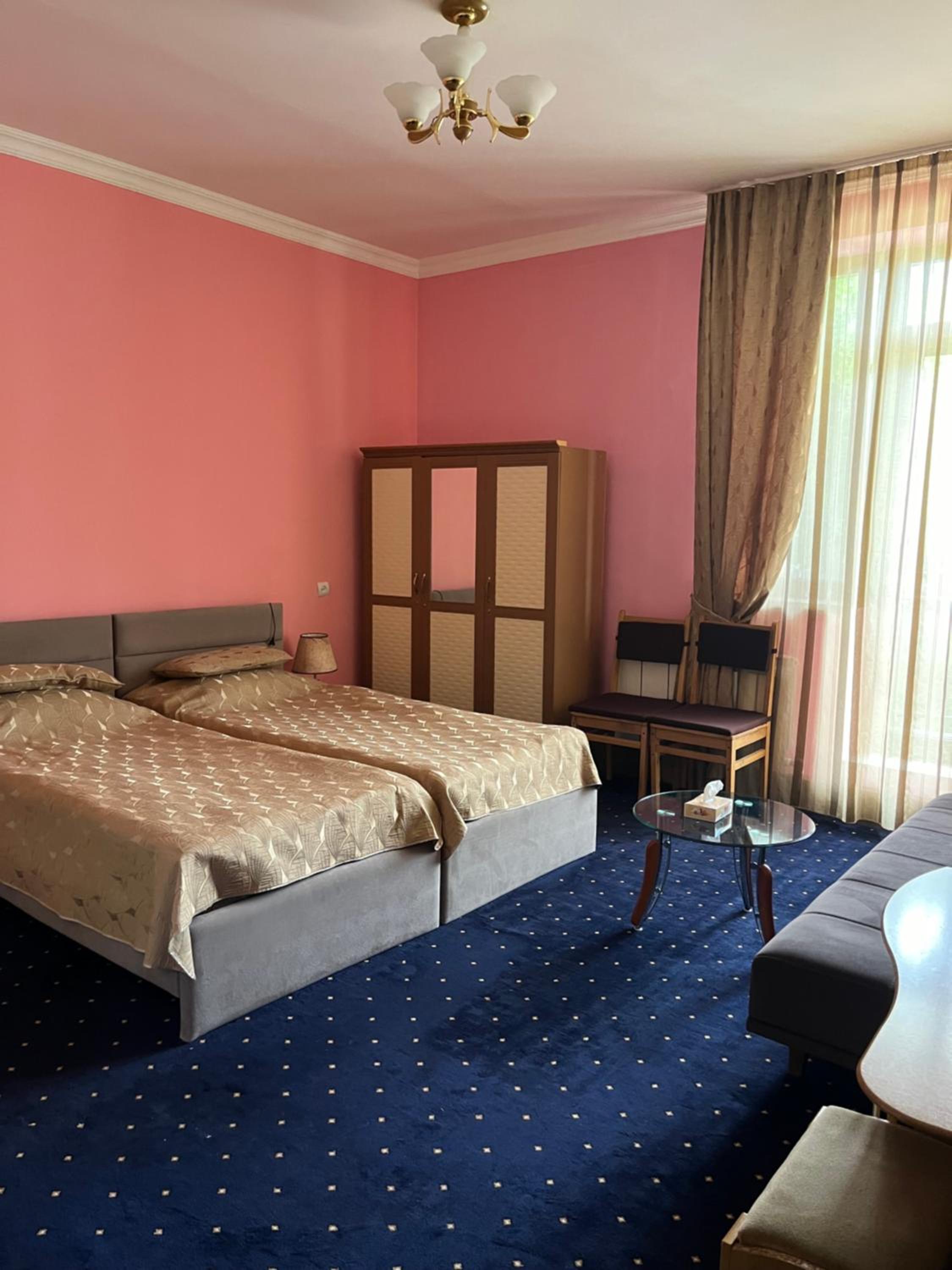 GreenWood Hotel