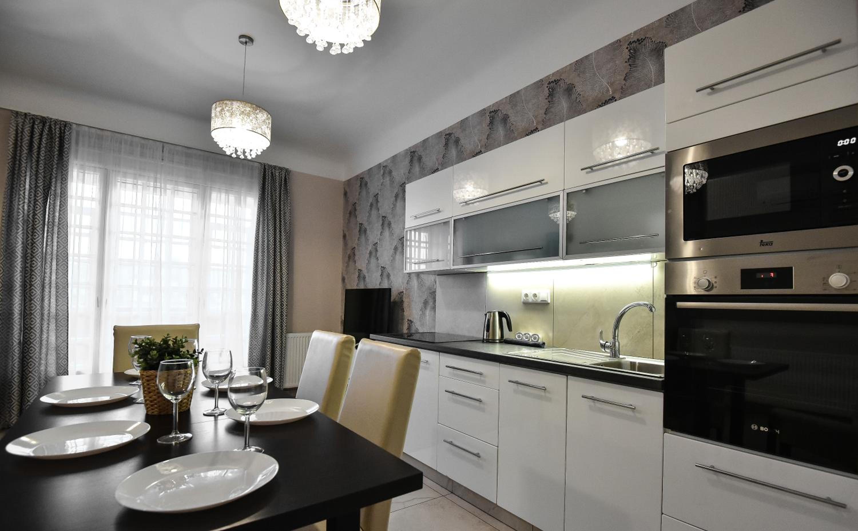 Central Walk FashionStreet Apartmnts view 3