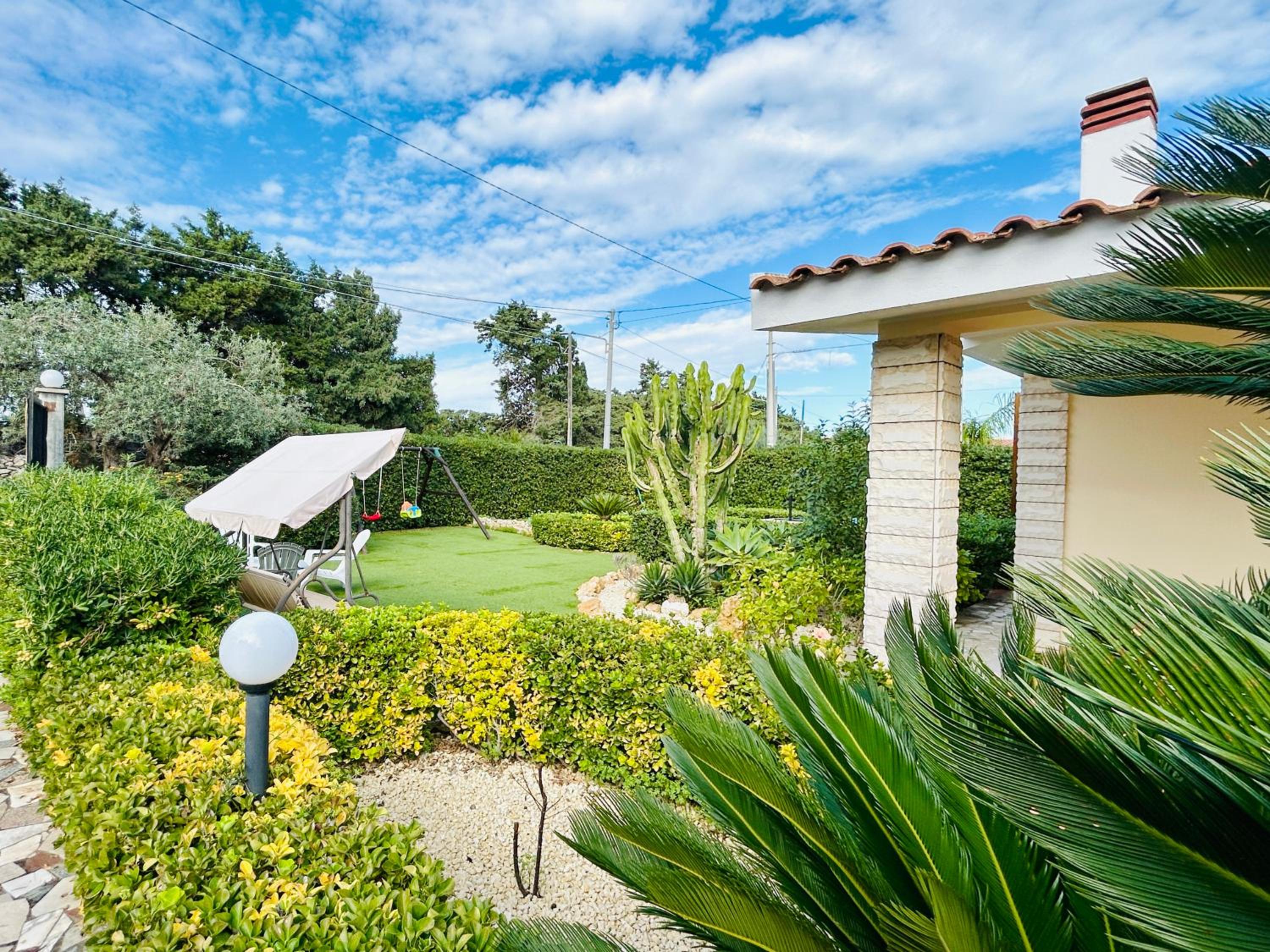 Garden Paradise near the sandy beach, parking & wifi view 2