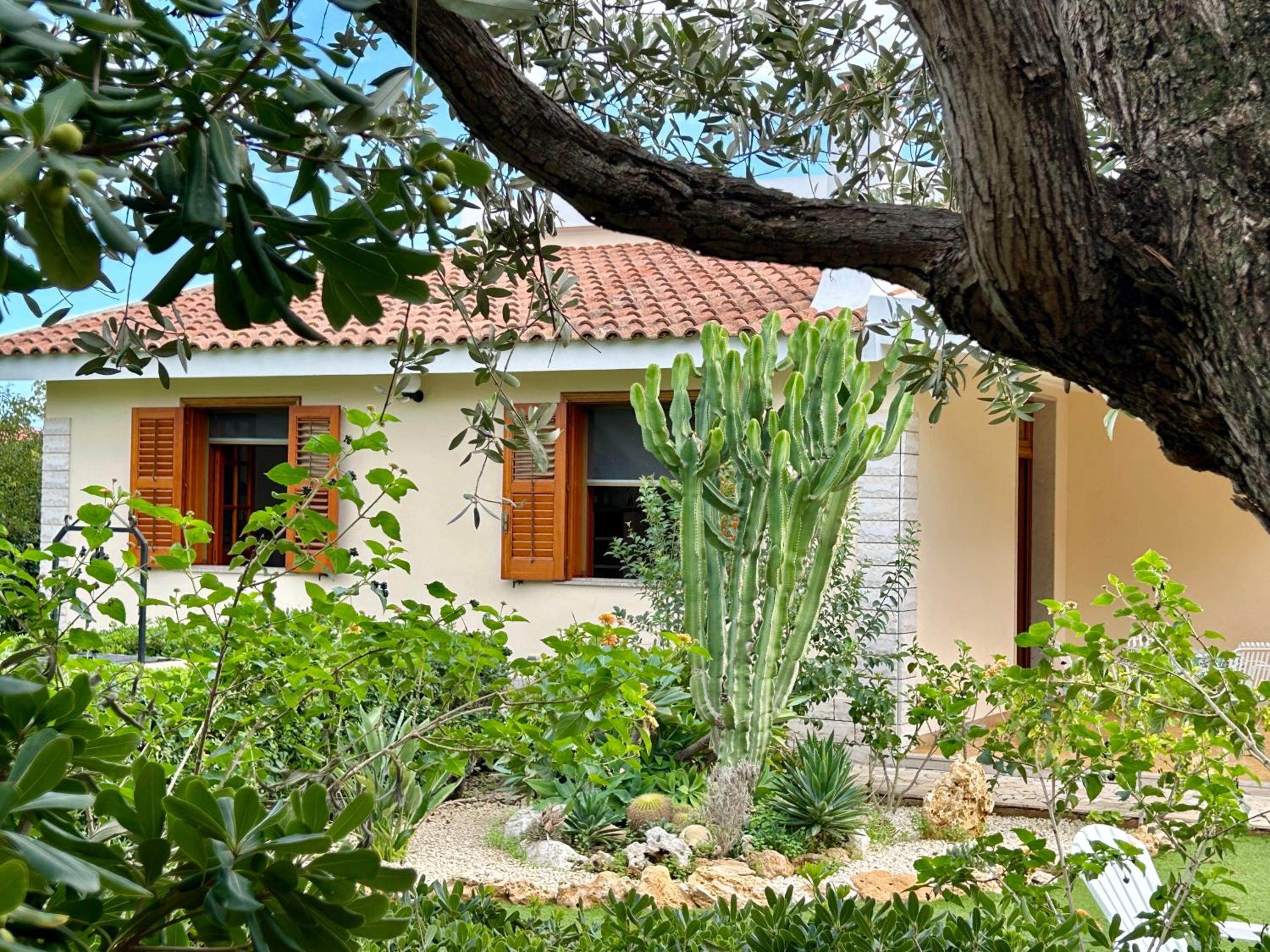 Garden Paradise near the sandy beach, parking & wifi view 4