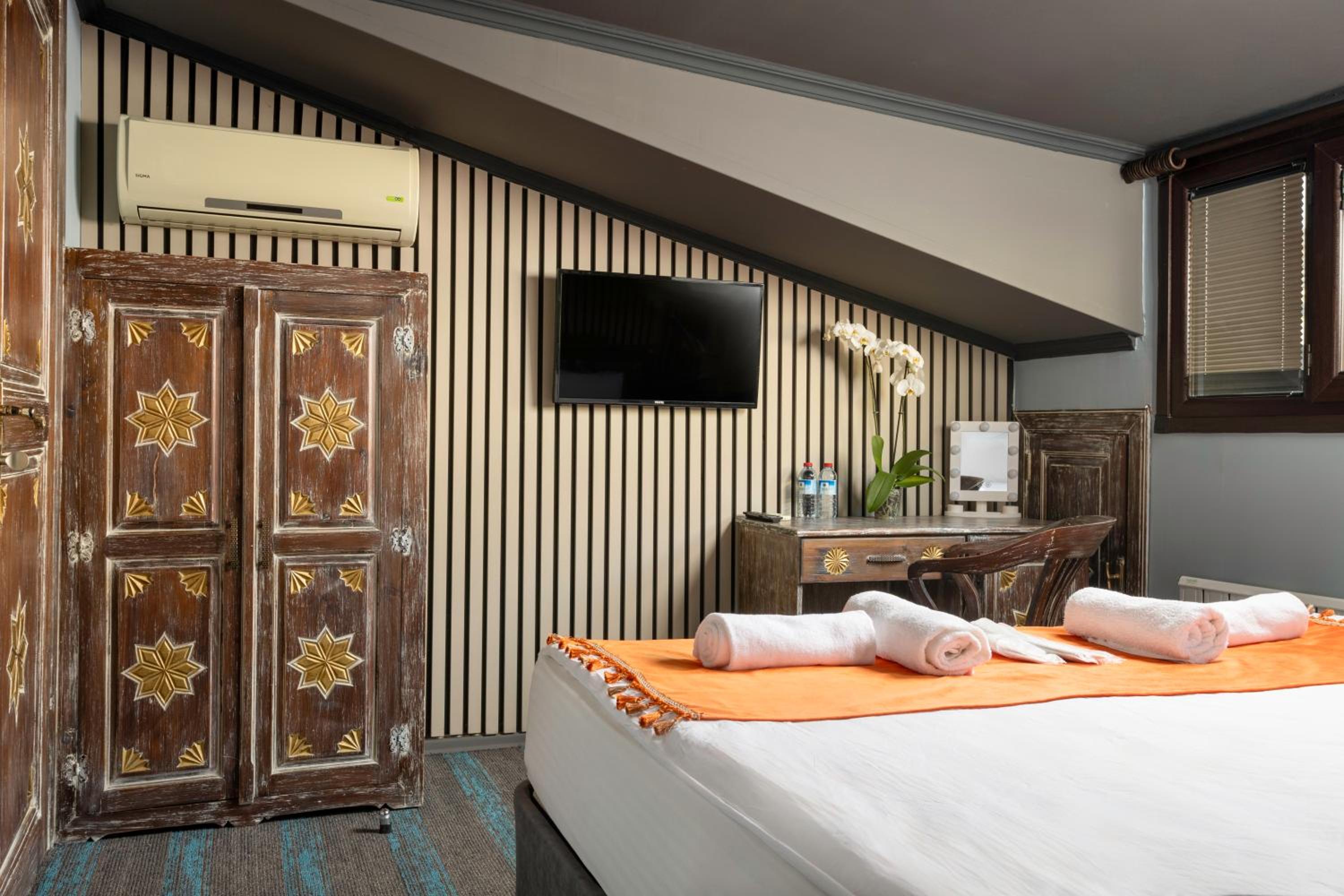 Wonder Wood Hotel - Image 2