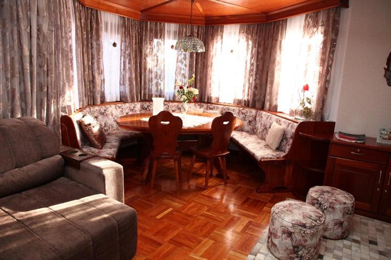 Hospedaria Gãstehaus Enzian