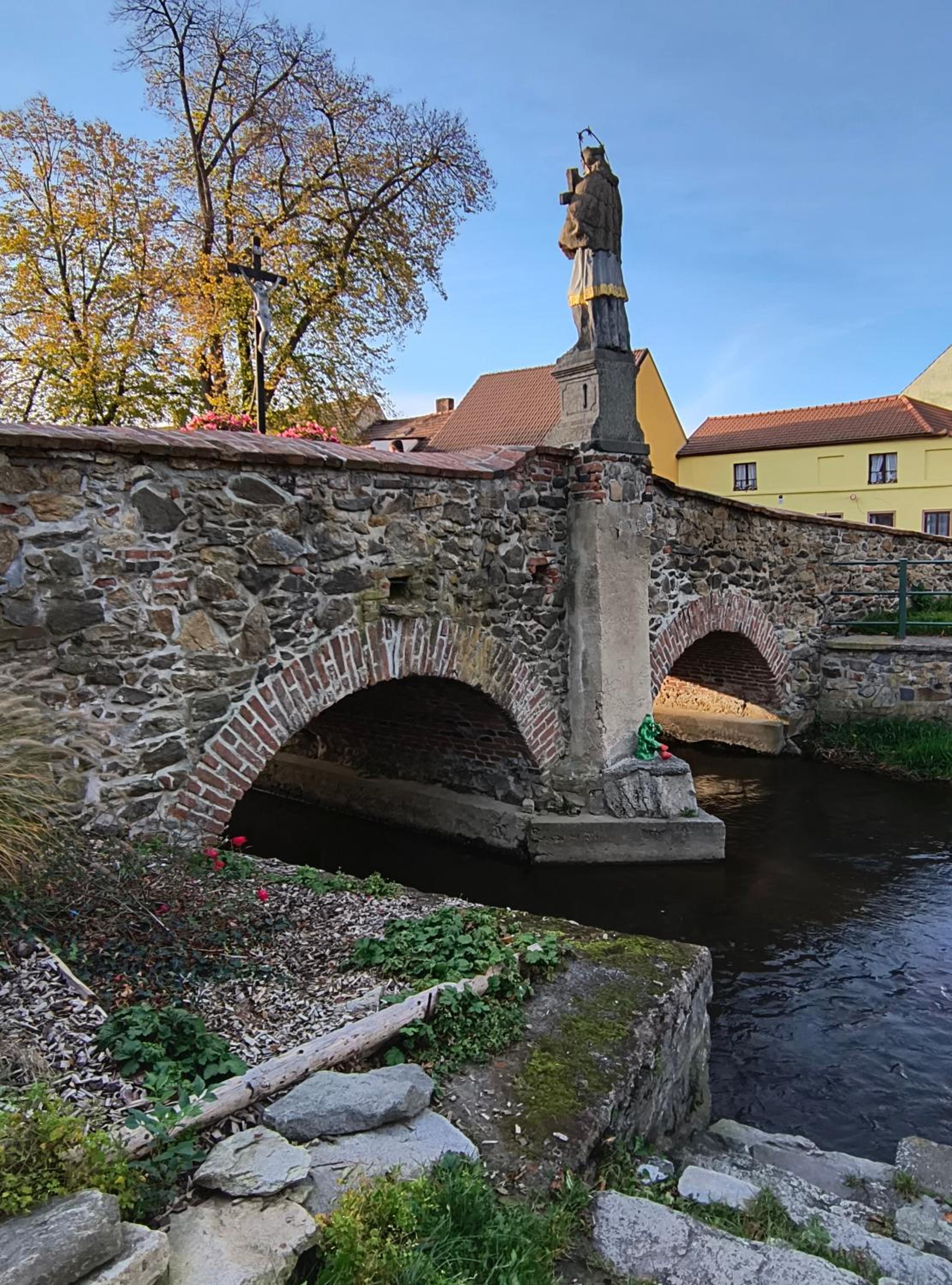 Chaloupka u Mostu sv Jana v centru Vodňan
