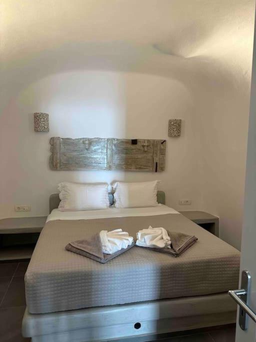Nostos Central Cave House with jacuzzi view 2