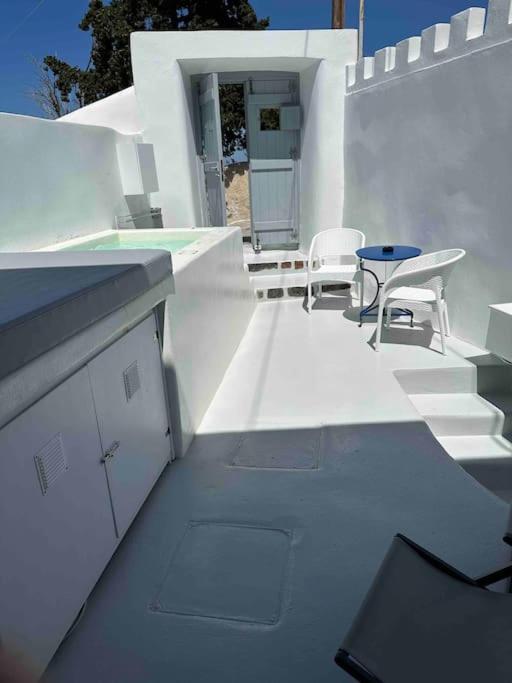Nostos Central Cave House with jacuzzi view 5