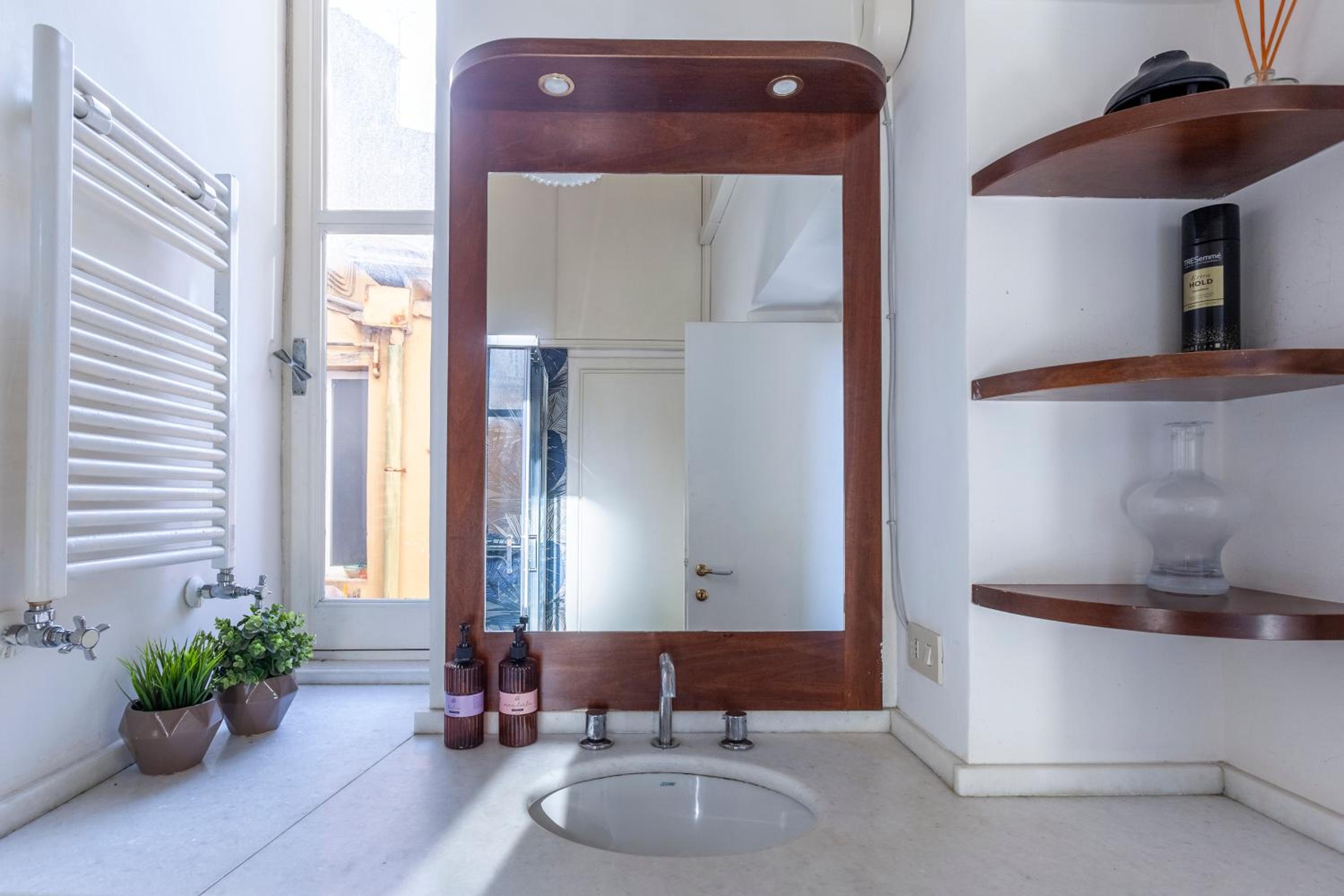 Spanish Steps Charming Apartment
