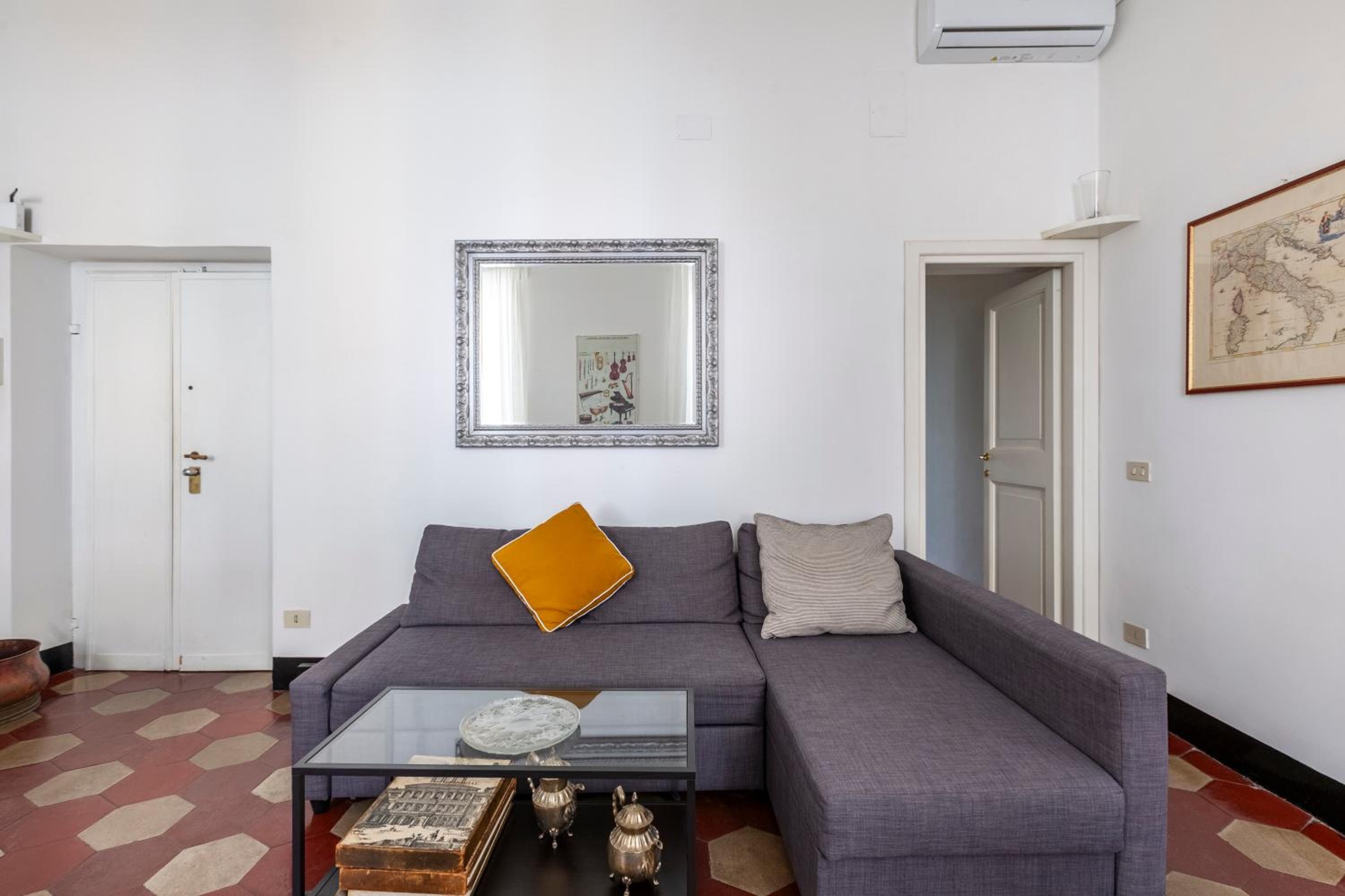 Spanish Steps Charming Apartment