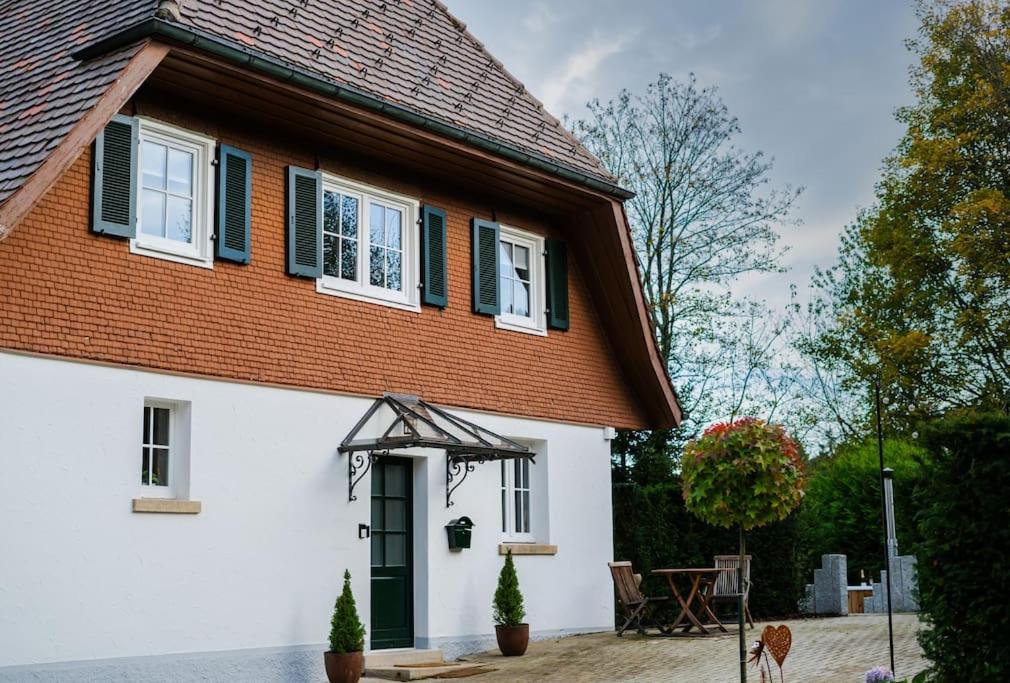 Exklusives Ferienhaus am Waldrand mit Whirlpool und Sauna