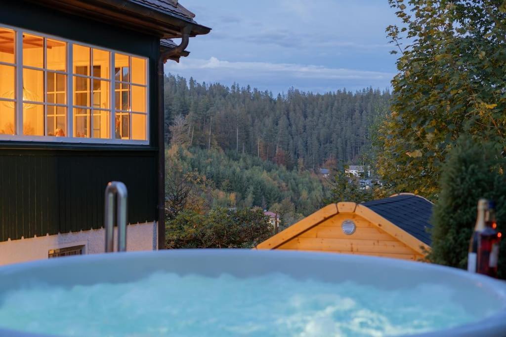 Exklusives Ferienhaus am Waldrand mit Whirlpool und Sauna