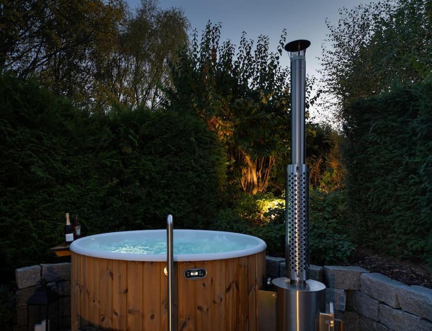 Exklusives Ferienhaus am Waldrand mit Whirlpool und Sauna