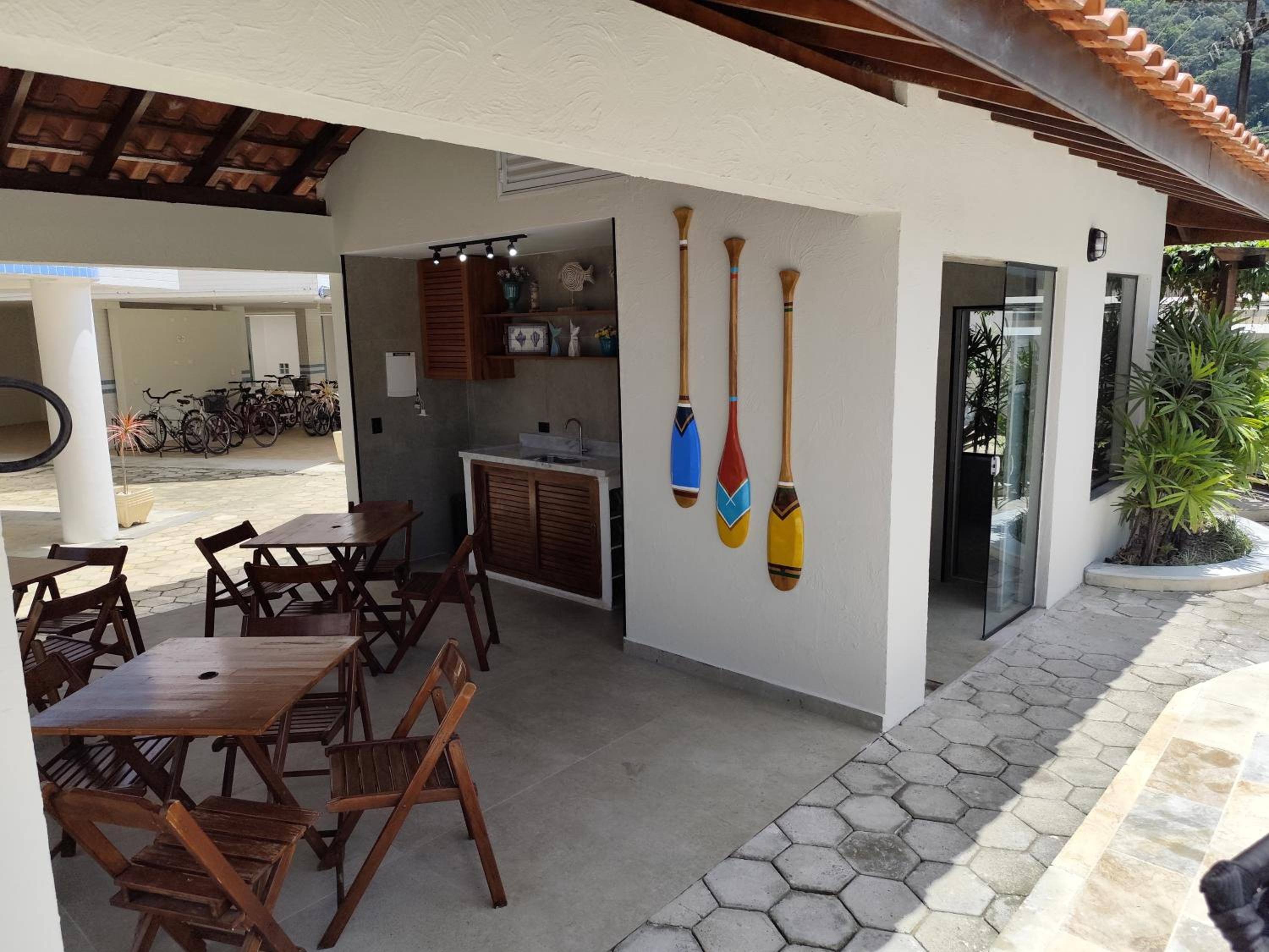 Apto com ar-cond e piscina a 100m mar praia da Enseada
