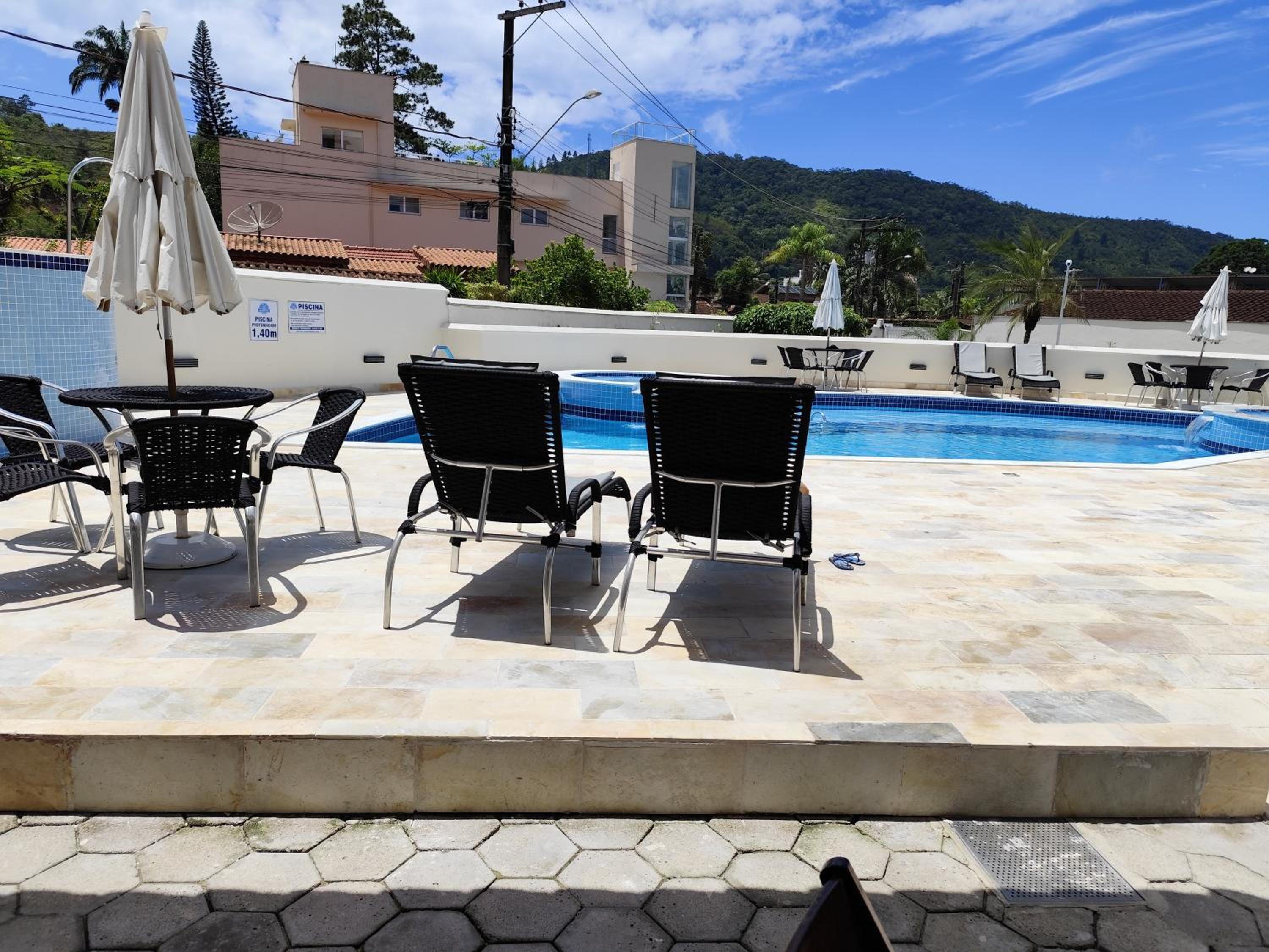 Apto com ar-cond e piscina a 100m mar praia da Enseada