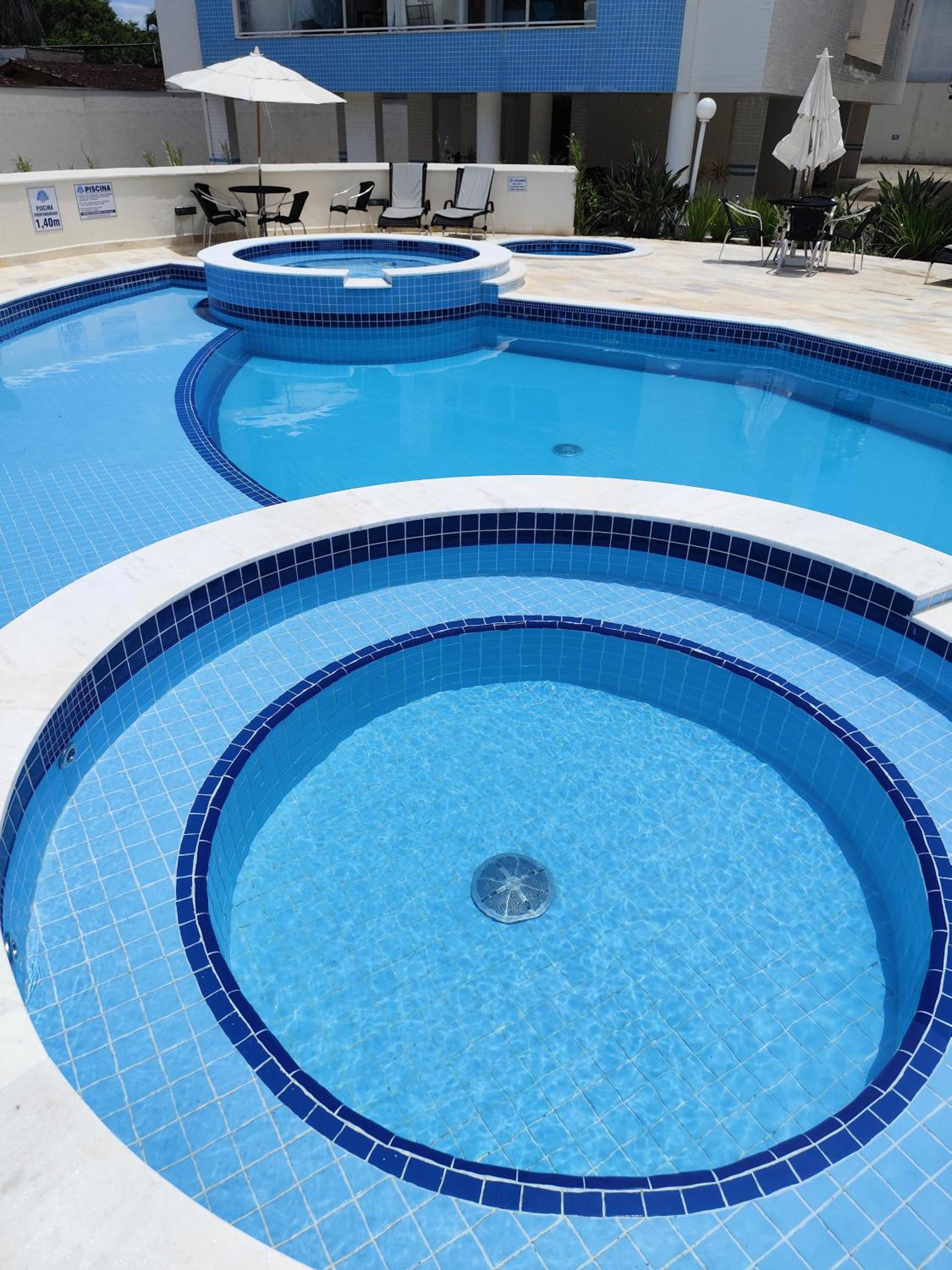 Apto com ar-cond e piscina a 100m mar praia da Enseada