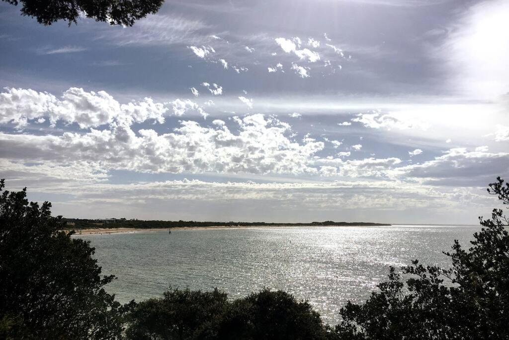 Family Unit 500m from Beach