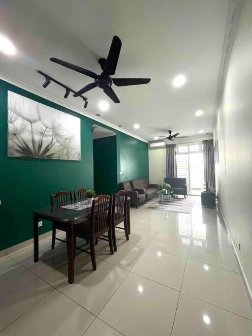 Near MMHE - Fully aircond - Seaview at Meridin Bayvue photo 1