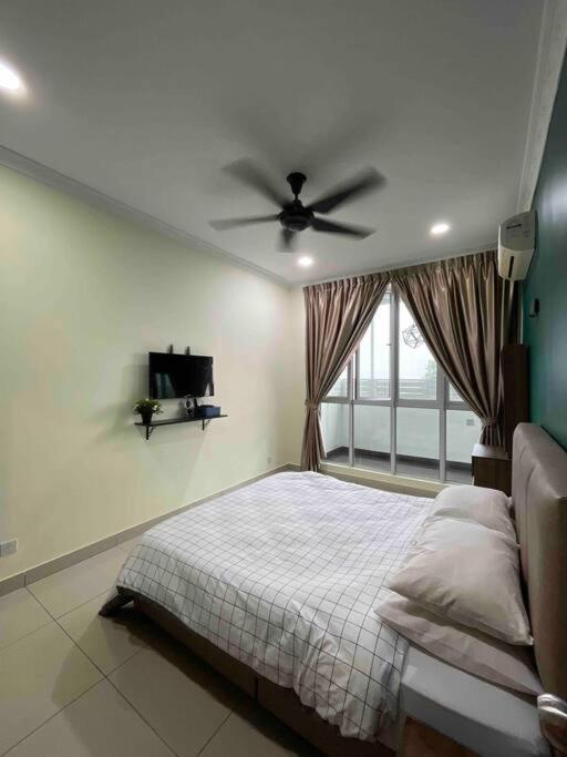 Near MMHE - Fully aircond - Seaview at Meridin Bayvue photo 3