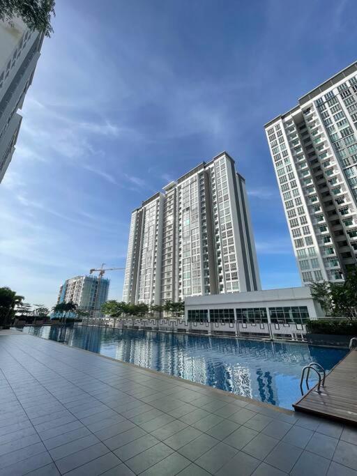 Near MMHE - Fully aircond - Seaview at Meridin Bayvue photo 4