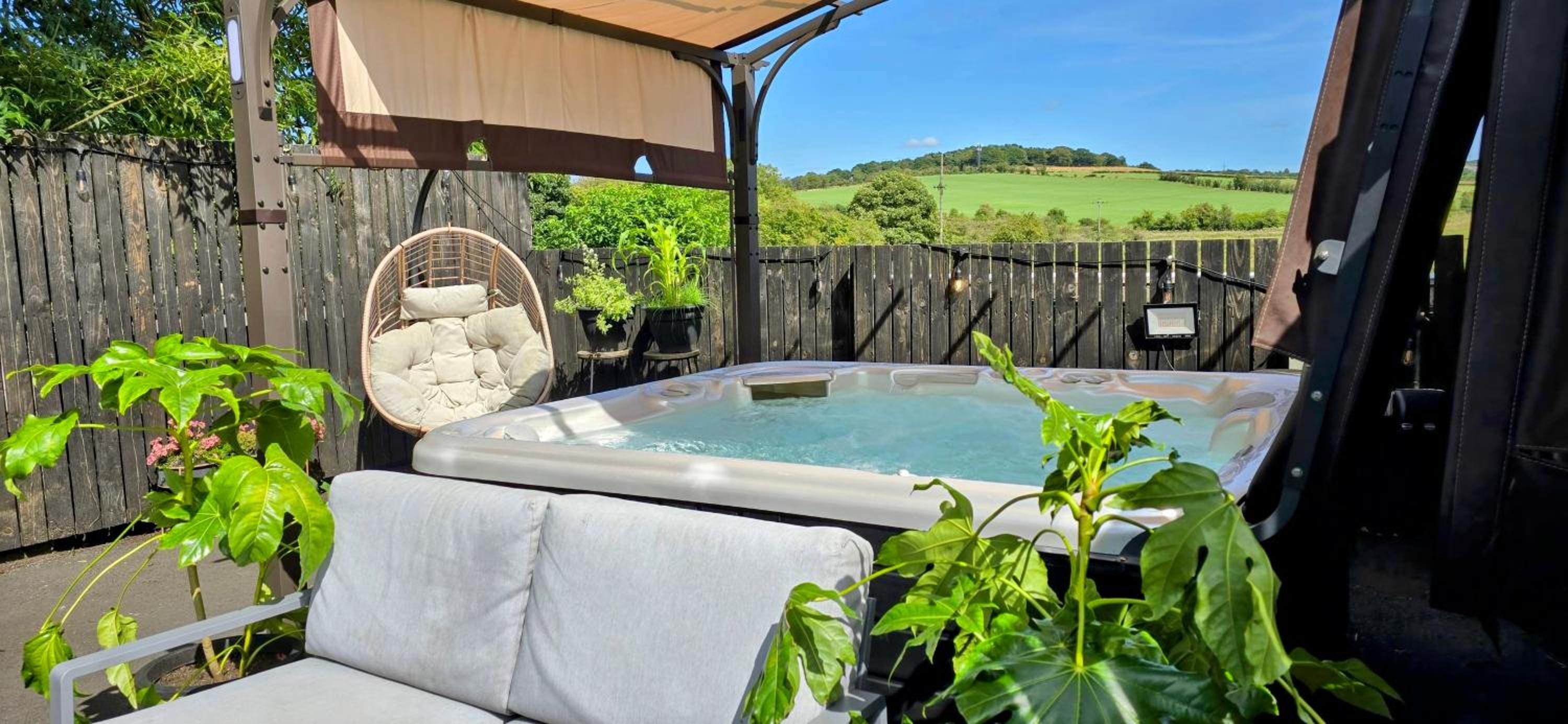 The Green Monkey Lux Suite at The Grumpy Schnauzer B&B Private Hot Tub, Gym, Breakfast, Stunning!, photo 9