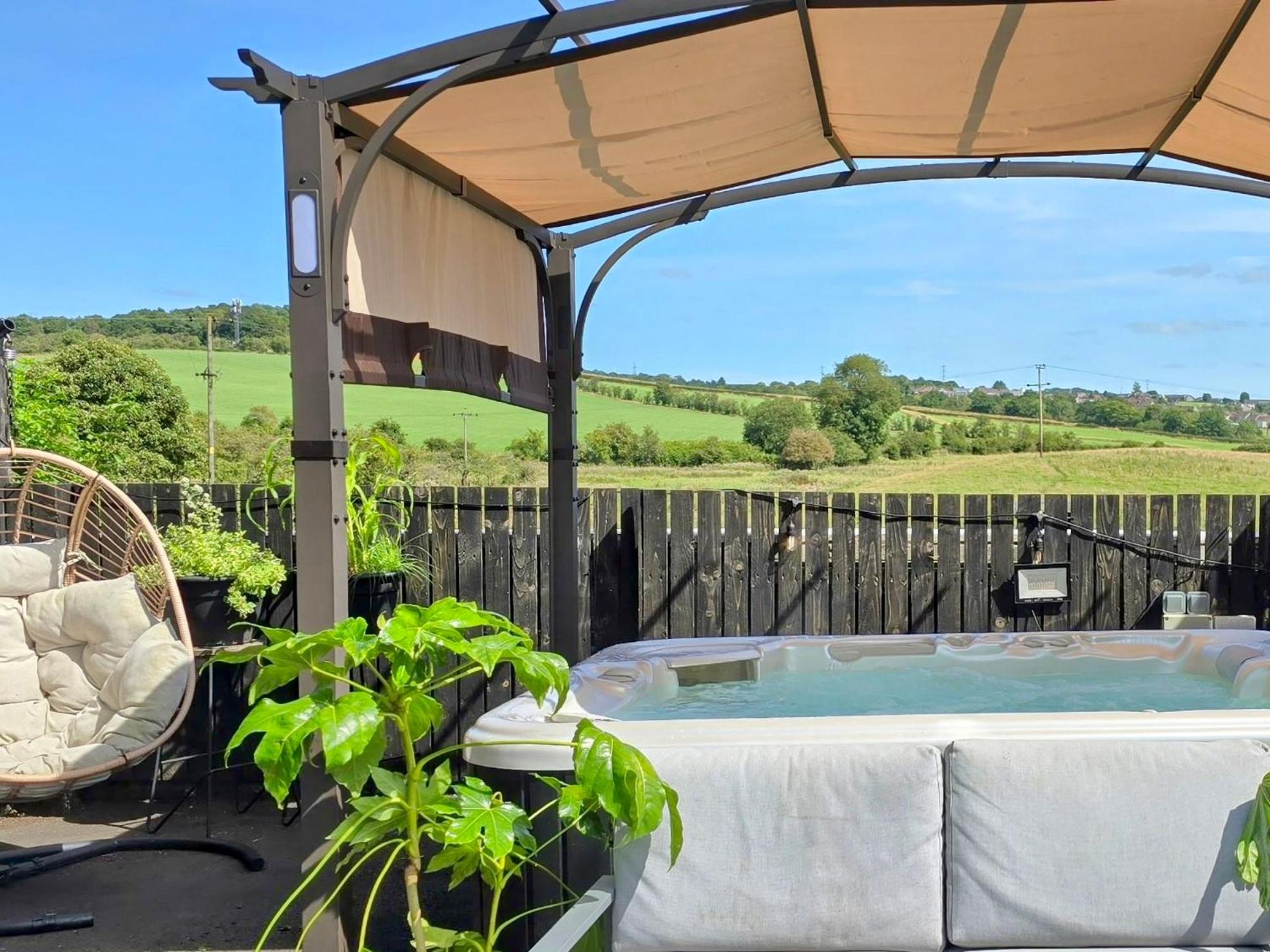 The Green Monkey Lux Suite at The Grumpy Schnauzer B&B Private Hot Tub, Gym, Breakfast, Stunning! 2
