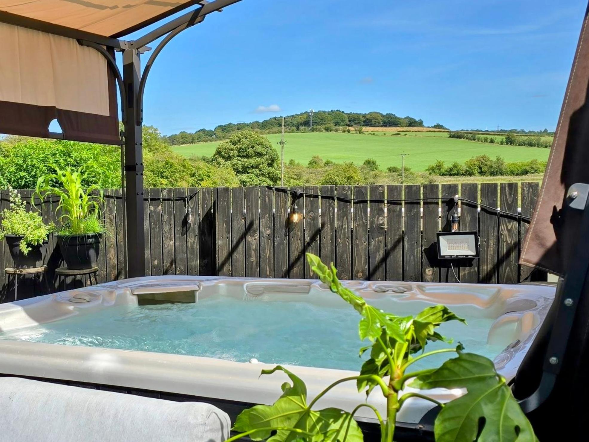 The Green Monkey Lux Suite at The Grumpy Schnauzer B&B Private Hot Tub, Gym, Breakfast, Stunning!, photo 11