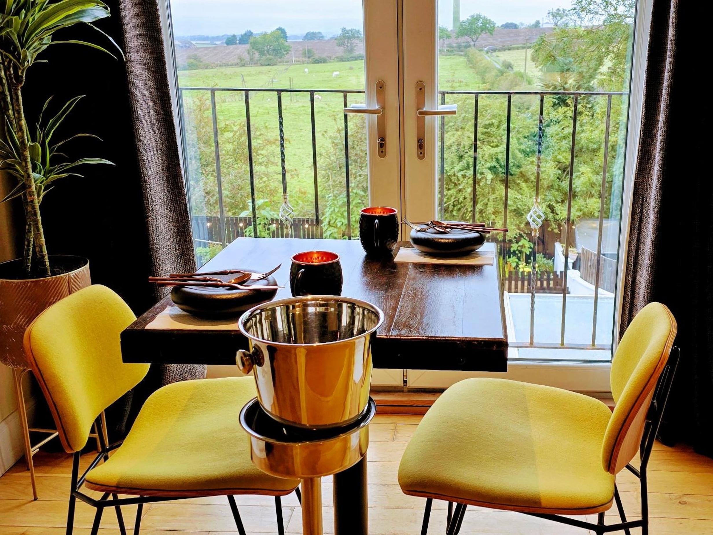 The Green Monkey Lux Suite at The Grumpy Schnauzer B&B Private Hot Tub, Gym, Breakfast, Stunning!, photo 24