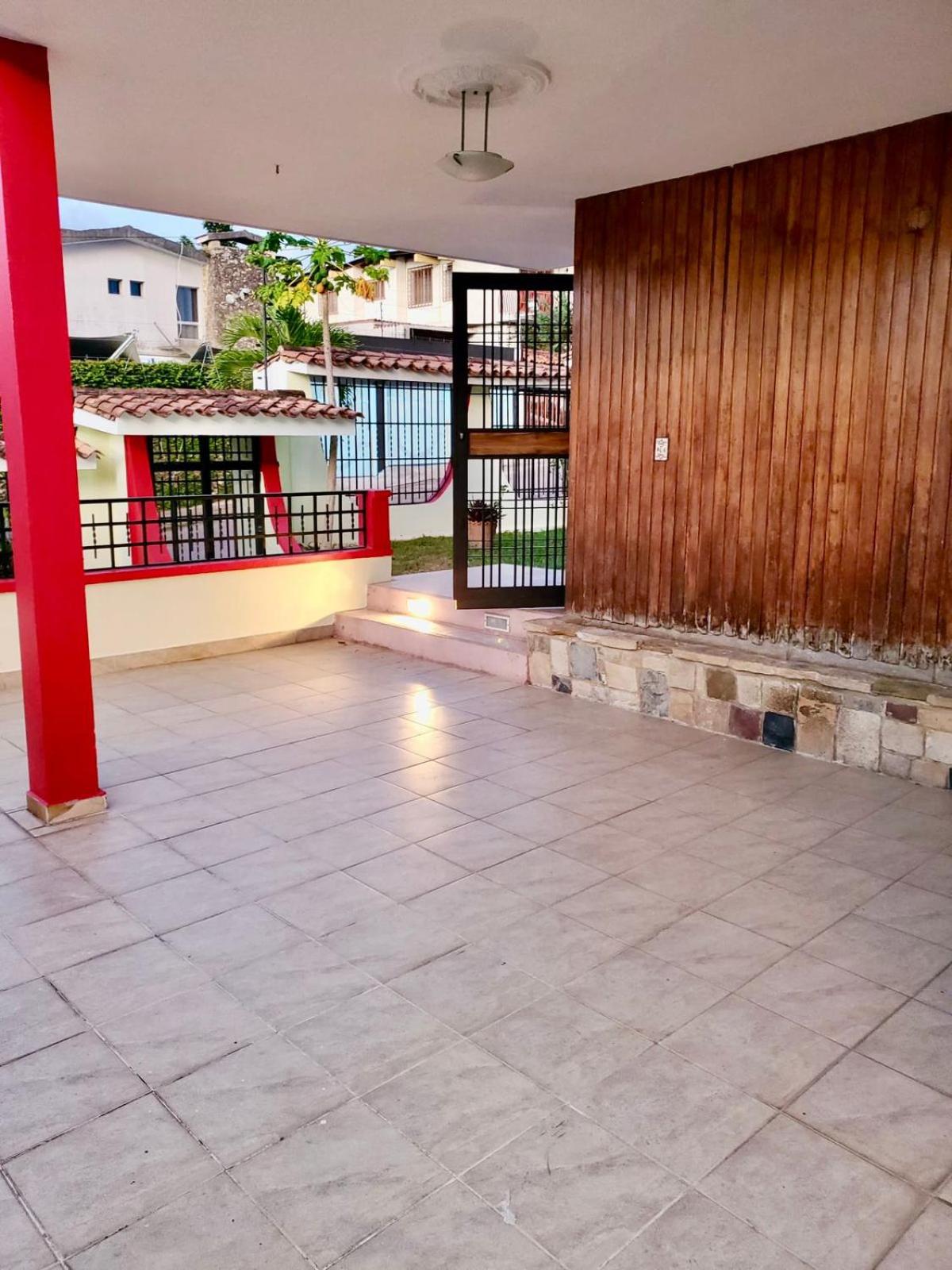 Habitación con baño privado en Espectacular casa en San Cristóbal view 4